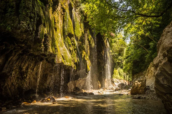 Vattenfall på floden Krikiliotis vid Panta Vrexei i grekiska — Stockfoto