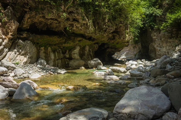 Berg rivier gorge in de buurt van Panta Vrexei in Evritania, Griekenland — Stockfoto