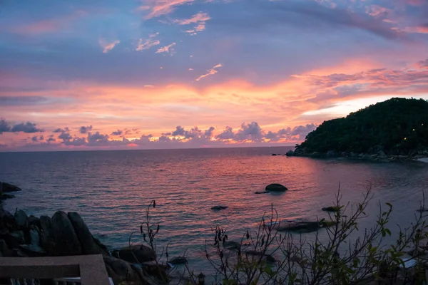 Zonsondergangen en zonsopgangen op Cristal Bay, Samui, Thailand — Stockfoto