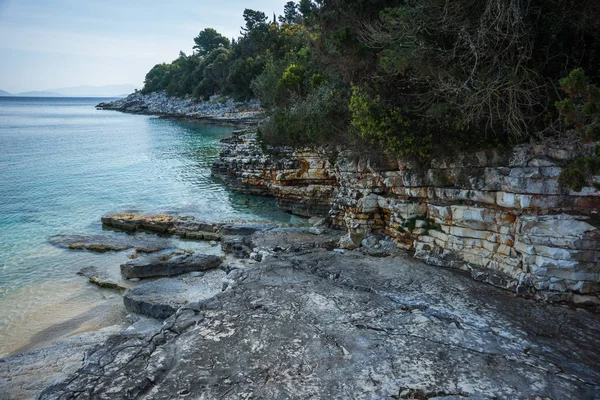 Praia pitoresca Emblisi na ilha de Kefalonia, Grécia — Fotografia de Stock