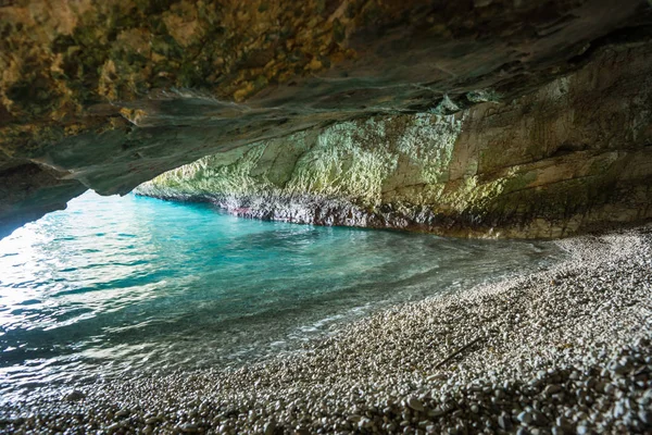 ケファロニア島、ギリシャの Dafnoudi ビーチの洞窟します。 — ストック写真