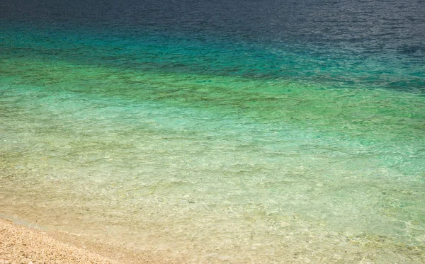 Increíblemente hermoso color de agua de mar en la playa Antisamos — Foto de Stock