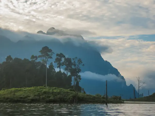 Malownicze i niepowtarzalny krajobraz nad jeziorem Chieou Laan, Tajlandia — Zdjęcie stockowe