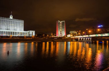 Moskova Nehri Moskova ile karşısındaki pitoresk gece görünümü 