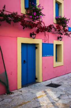 Şehir manzarası ile pembe evde Fiscardo, Kefalonia, Yunanistan