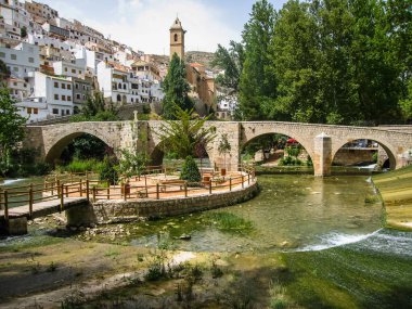 Cityscape Alcala del Jucar, Castilla l Nehri üzerindeki köprü ile