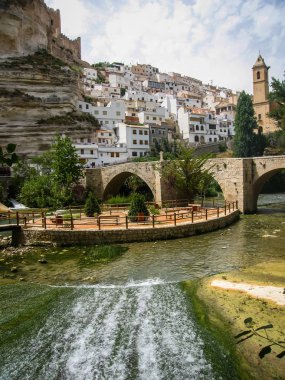 Cityscape Alcala del Jucar Nehri üzerindeki köprü ile