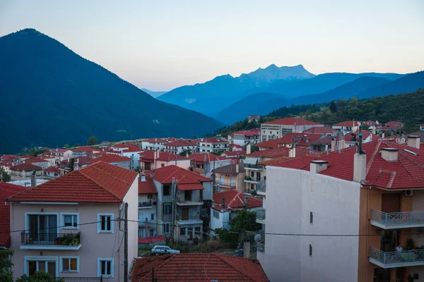 Cityview på mountain village av Karpenisi, grekiska, Grekland — Stockfoto