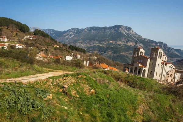 Village glissant de Ropoto après un glissement de terrain en Grèce — Photo