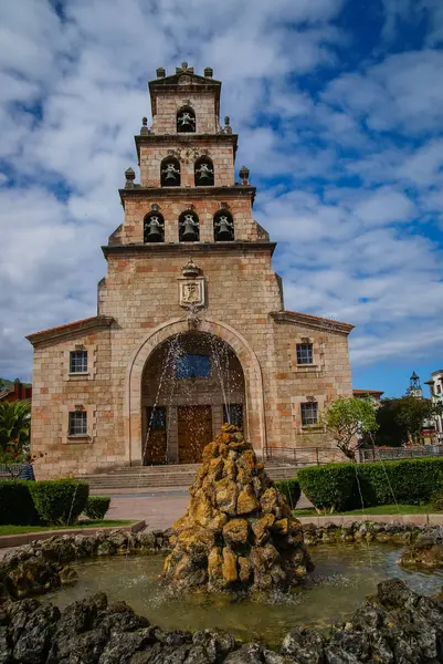 Igreja da Assunção em Cangas de Onis, Astúrias, Espanha e — Fotografia de Stock