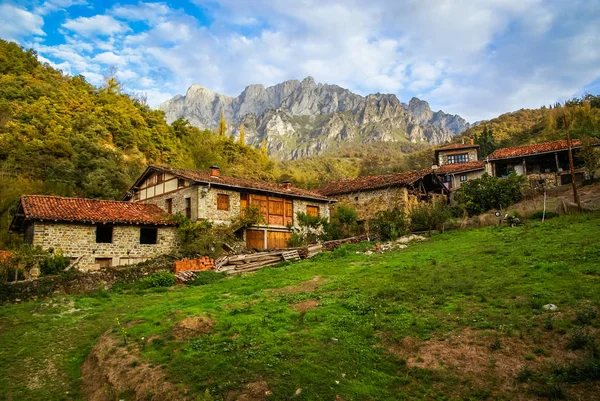 Pintoresco pueblo en otoño en las montañas de Europa Picos — Foto de Stock