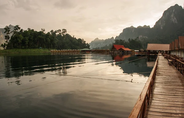 Мальовничі і унікальний ландшафт з плавучі в Chieou Laan — стокове фото