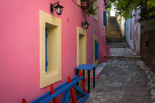 Miasto krajobraz z różowy dom w Fiscardo, Kefalonia, Grecja — Zdjęcie stockowe