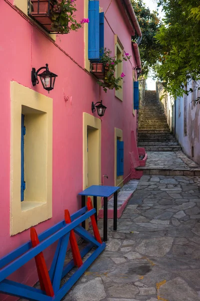 Miasto krajobraz z różowy dom w Fiscardo, Kefalonia, Grecja — Zdjęcie stockowe