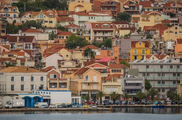 Pintoresca vista de la ciudad de Argostoli a orillas del lago — Foto de Stock