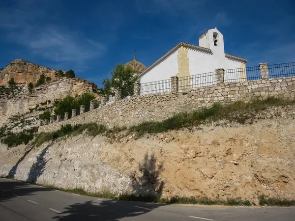 Λευκή εκκλησία κοντά στο δρόμο σε Alcala del Jucar, Castilla la Manc — Φωτογραφία Αρχείου