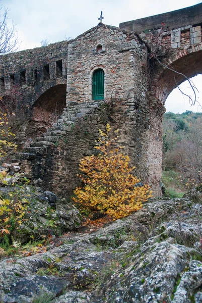 Old bridge with a small chapel at Karytaina, Peloponnese, Greece — Stock Photo, Image