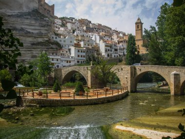 Cityscape Alcala del Jucar Nehri üzerindeki köprü ile