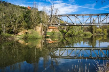 Güzel manzara nehir Duero, St. Saturio chirch ve ref