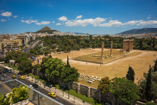 Lovely view of Temple of Zeus from the roof in Athens, Greece — Stock Photo, Image