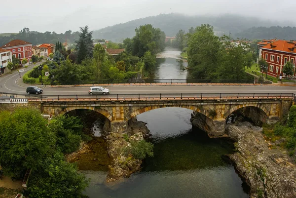 アストゥリアス、スペインのカンガス デ オニスに石造りの橋 — ストック写真