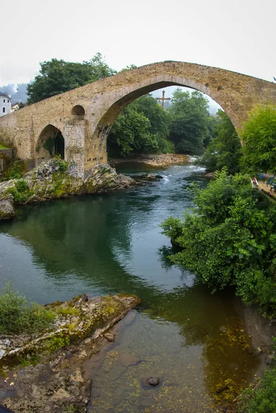 Cangas de gidebildiğimiz Asturias, İspanya içinde eski Roma taş köprü 
