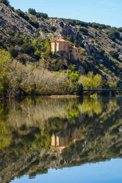 Güzel manzara nehir Duero, St. Saturio chirch ve ref — Stok fotoğraf