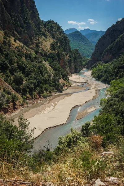 Paisaje montañoso escénico con el río Krikiliotis, Evritania — Foto de Stock