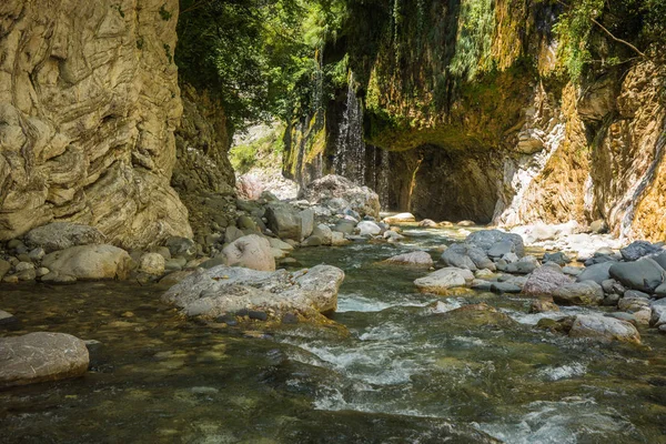 エウリタニア、ギリシャでパンタ Vrexei 近くの川山峡 — ストック写真