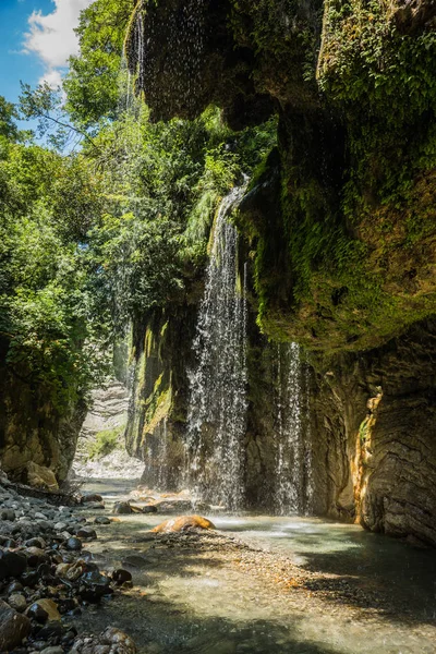 エウリタニアのパンタ Vrexei で Krikiliotis 川の滝 — ストック写真