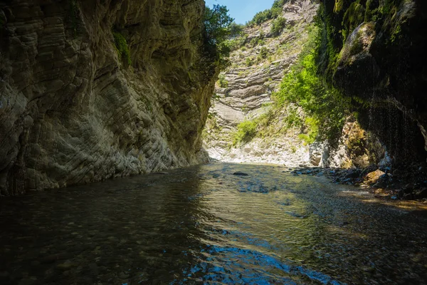 Berg rivier gorge in de buurt van Panta Vrexei in Evritania, Griekenland — Stockfoto