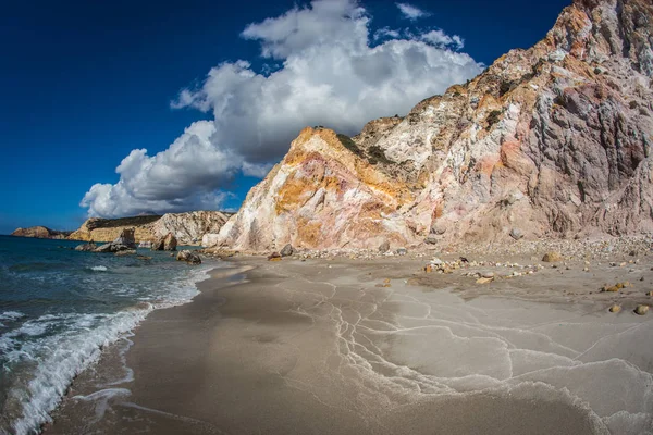 Natuurlijke kleuren van Firiplaka beach, Milos, Griekenland — Stockfoto