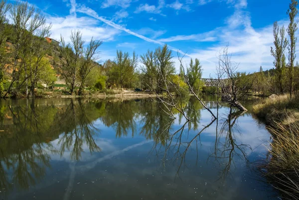 Beautiful landscape with river Duero and reflections in water — Stock Photo, Image