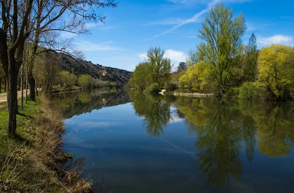 Bela paisagem com rio Duero e reflexões na água — Fotografia de Stock