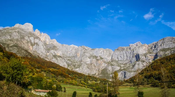Φθινόπωρο στα βουνά της Ευρώπης κορυφές στην Ισπανία — Φωτογραφία Αρχείου