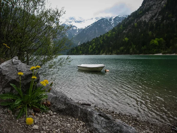 Malerische Landschaft mit See und Boot in Bayern — Stockfoto