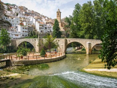 Cityscape Alcala del Jucar, Castilla l Nehri üzerindeki köprü ile