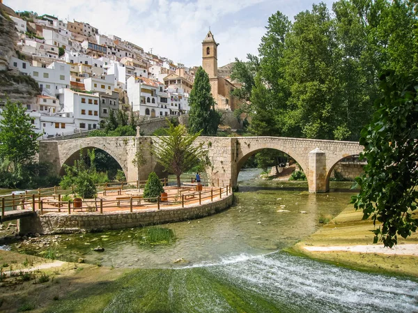 Paisaje urbano con puente sobre río en Alcalá del Jucar, Castilla l —  Fotos de Stock