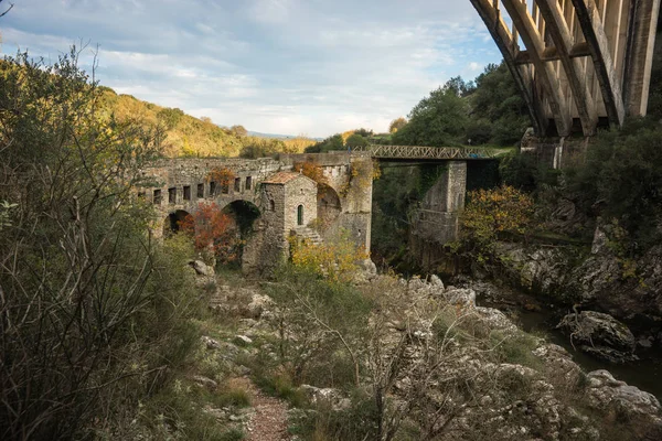 Ponte nova e ponte velha com uma pequena capela em Karytaina, Pelo — Fotografia de Stock