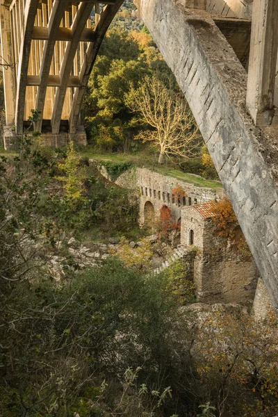 Ponte nova e ponte velha com uma pequena capela em Karytaina, Pelo — Fotografia de Stock