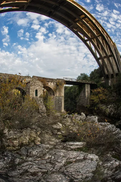 Nieuwe brug en oude brug met een kleine kapel bij Karytaina, Pelo — Stockfoto
