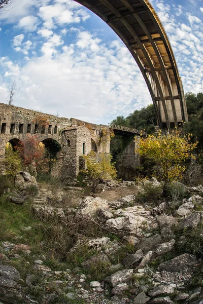 Ponte nova e ponte velha com uma pequena capela em Karytaina, Pelo — Fotografia de Stock