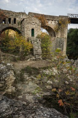 Yeni köprü ve Karytaina, Pelo küçük bir şapel ile eski köprü