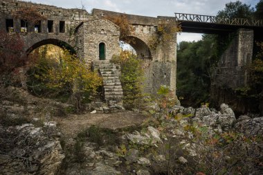 Yeni köprü ve Karytaina, Pelo küçük bir şapel ile eski köprü