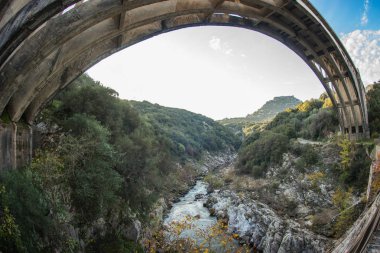 Yeni köprü ve Karytaina, Pelo küçük bir şapel ile eski köprü