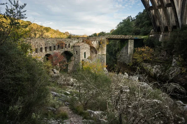 Ponte nova e ponte velha com uma pequena capela em Karytaina, Pelo — Fotografia de Stock