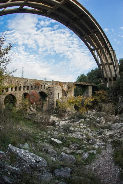 Ponte nova e ponte velha com uma pequena capela em Karytaina, Pelo — Fotografia de Stock