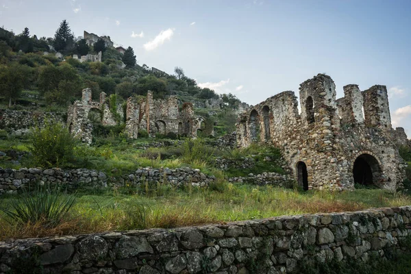 Ruïnes van het kasteel van de Byzantijnse stad van Mystras — Stockfoto