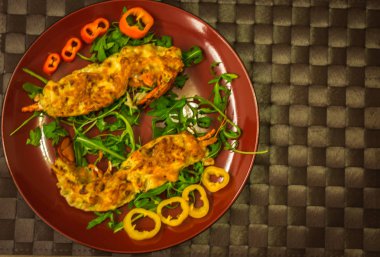 Istakoz thermidor mini biber al ve roka ile natürmort