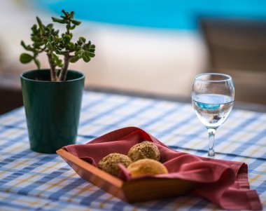 Sepet ve su masanın üzerine buns